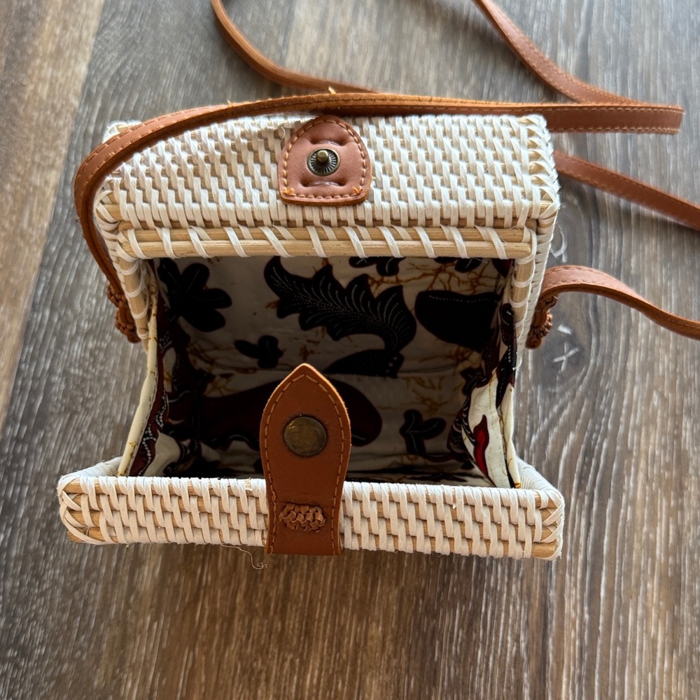 Chic Tan Woven Crossbody Bag - Picture 4 of 4